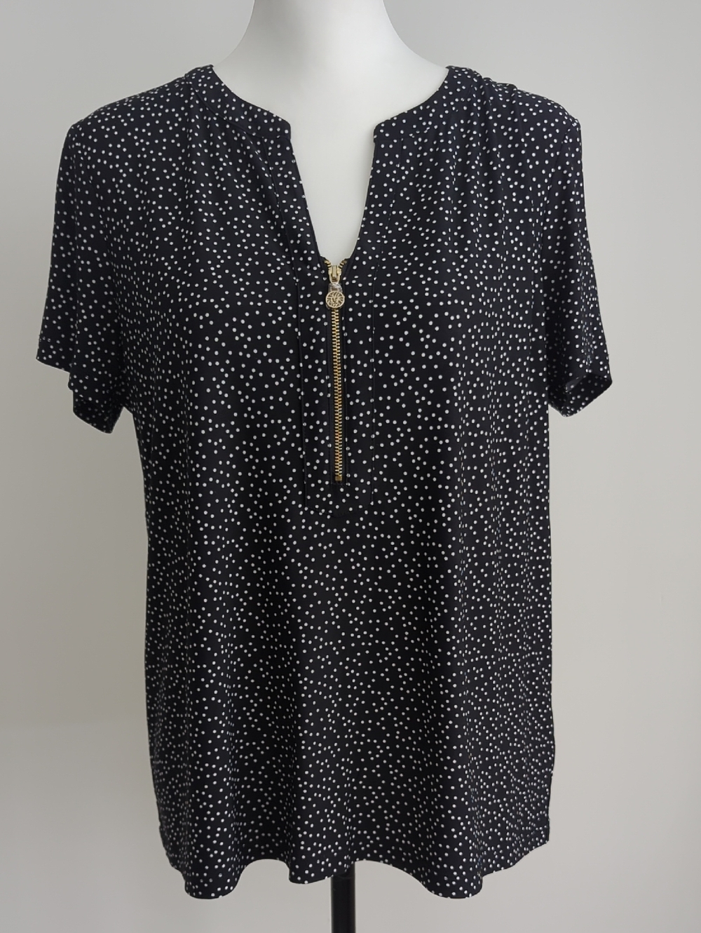 NWOT Anne Klein Black & White Polka Dot Partial Front Zip V-Neck Blouse